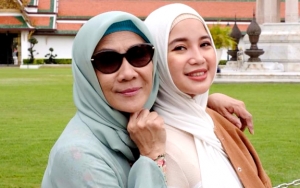  Jarang Terekspos, Paras Ibu Chacha Frederica Curi Perhatian Dikira Kembaran Pejabat Menteri