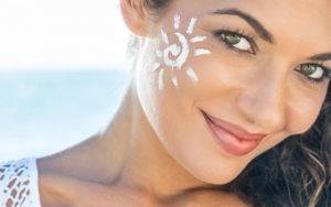 Melupakan Pemakaian Sunscreen Malah Bakal Menimbulkan Jerawat