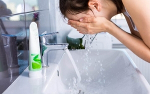 Terlalu Sering Cuci Muka Bakal Bikin Kering Dan Memicu Jerawat Muncul