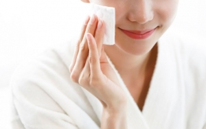 Kebiasaan Tak Membilas Micellar Water Justru Bikin Wajah Kamu Berjerawat