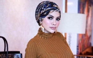 Pamer Jempol Kejepit, Nikita Mirzani Ganas 'Sentil' Farhat Abbas Soal Bela Rey Utami-Pablo?