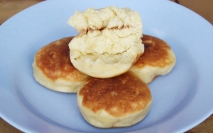 Kue Kamir Pemalang yang Memiliki Bentuk Lebih Tebal dari Pancake Biasanya