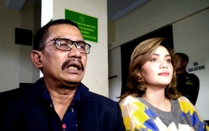 Hilda Vitria Hadiri Sidang Putusan Kriss Hatta, Cuma Senyum Saat Ditanya Soal Perasaan