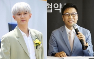 Chanyeol EXO Pamer Selfie Bareng, Kocaknya Lee Soo Man Dibilang Mirip Hotman Paris