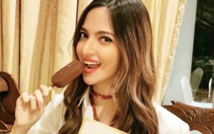 Nia Ramadhani 'Maksa' Kelayapan Pakai Swimsuit, Ardi Restui Istri Umbar Aurat Jadi Bajak Laut Seksi