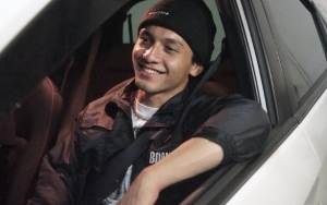 Jefri Nichol Manyun Ganteng Peluk Kaki Cewek Seksi 'Berdaster', Kocaknya Fans Halu Diselingkuhi