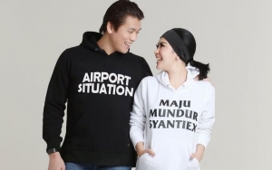  Syahrini Kalem Pose Bareng Mertua, Netter Malah Kepo Tangan Reino Sembunyi Tak Peluk Istri