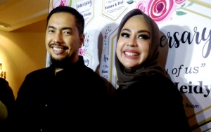 Hadiahkan Cincin Berlian di Anniversary ke-21, Sunan Kalijaga Lagi-Lagi Bantah Gosip Poligami