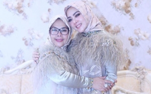 Jualan Peyek, Gaya Cetar Ibu Syahrini Taruh Tas 200 Juta di Tanah Bukti Tajir Bukan Kaleng-Kaleng