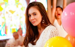 Wulan Guritno Unggah Foto Pakai Dress Tipis Banyak Belahan, Netter 'Auto Zoom'