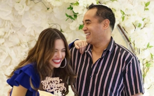 Bukan Barbie Kaleng-Kaleng, Nia Ramadhani Pamer Rambut Berantakan Seksi Tenteng 'Tas Pasar' Mahal