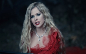 Avril Lavigne Tampil Gloomy dan Misterius di MV 'I Fell In Love With The Devil'