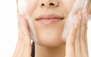 Kebiasaan Menggosok Yang Buruk Saat Mencuci Muka Bisa Mengancam Kulit Wajah