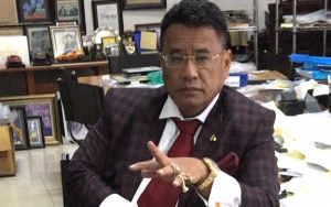 Bak Artis Ternama, Hotman Paris Diserbu Ibu-Ibu Saat Kunjungi Pesantren 