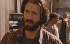 Chris Evans Kembali Jadi 'Superhero' di Trailer 'The Red Sea Diving Resort'