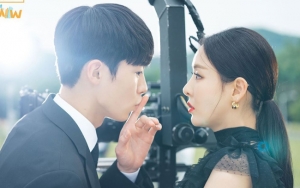 Foto Adegan Super Mesra Lee Jae Wook dan Lee Da Hee di 'Search: WWW' Bikin Netter 'Demam' Tak Karuan