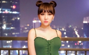 Biasa Tampil Glamor, Lucinta Luna Ngangkang Saat Makan di Pinggir Jalan Disebut 'Macho'