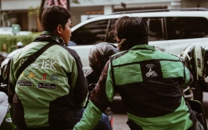 Viral Video Ojol Pakaikan Baju ke Anak Berkebutuhan Khusus, Warganet Ikut Terenyuh