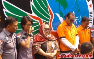 Nunung Tampil Berkerudung Saat Pakai Baju Tahanan, Nangis Ucap Maaf dan Menyesal Terjerat Narkoba