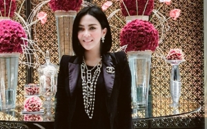 Isu Pakai Susuk Pemikat, Syahrini Istri Reino Santai Berhijab Bak Ibu Balita Imut Ini