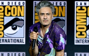 Kocaknya Sutradara 'Thor: Love and Thunder' Taika Waititi Jadi Hitler di Teaser 'Jojo Rabbit'