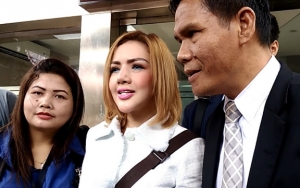 Dulu Dirangkul, Kini Barbie Kumalasari Kepergok Gandengan Dengan Pengacara Galih Ginanjar