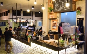 Bagi Pecinta Buku, Dapatkan Pengalaman Berbeda di Libreria Eatery Surabaya