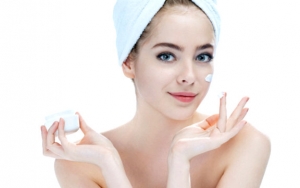 Jangan Lupa Menggunakan Krim Malam atau Serum Wajah Sebelum Tidur Ya