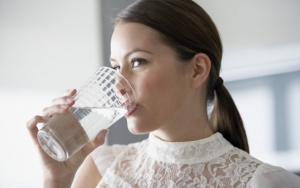 Minum Banyak Air Putih Bakal Membantu Menyehatkan Kulit Dari Dalam