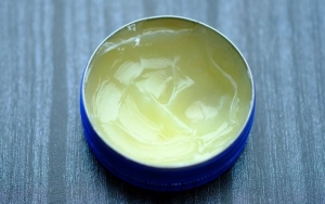 Gantikan Penggunaan Body Lotion Menggunakan Petroleum Jelly Yang Banyak Manfaatnya