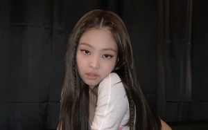 Jennie BLACKPINK Pose Pakai Bodysuit, Paha Mulus dan Tato Tuai Perhatian