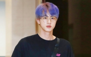 Jin BTS Bagikan Foto Ganteng Saat Liburan, Netter Ramai Bahas Ini