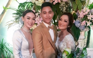 Zaskia Gotik Seksi Elegan di Resepsi Siti Badriah, Tenteng Tas Branded Seharga Rp 400 Juta