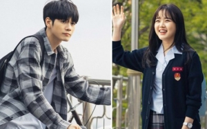 Momen Ong Sung Woo Payungi Kim Hyang Gi dengan Tangan di 'Moment at Eighteen' Bikin Jantung Berdebar