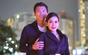 Reino Barack Elus Perut Istri, Syahrini Senyum Cantik Malah Disindir Kelihatan Tua