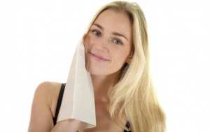 Exfoliating Itu Pantang Banget Dilakukan Saat Wajahmu Sedang Berjerawat