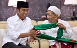 Sampaikan Bela Sungkawa, Jokowi Kenang Sorban Hijau Pemberian Mbah Moen