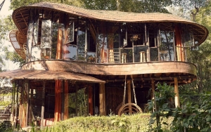 Bambu Indah Resort Yang Memiliki Kamar Dengan Lantai Kaca Di Atas Air