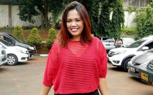 Wajah Gebetan Bule Ely Sugigi Terkuak Doyan Cium Tangan, Netter Yakin Cuma Cowok Kere Butuh Makan