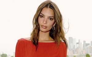 Model Seksi Emily Ratajkowski Tuai Kritik Gara-Gara Pamer Bulu Ketiak