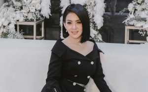  Syahrini Rajin Pakai Baju Hitam 'Sembunyikan' Kehamilan, Aksi Gandeng Balita Unyu Calon Bunda Cetar