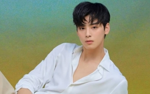 Ketampanan Cha Eunwoo Dibilang Tidak Manusiawi Usai Pamer Foto Lagi Nyeker di Lokasi Syuting Drama