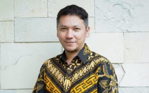 Gading 'Bujangan Tampan' Mejeng di Danau Italia, Siap Kencan Romantis Bareng Eve Suz?