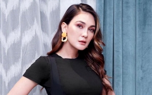 Luna Maya 'CEO Lipstik' Bawa Tas Mini-Sepatu Puluhan Juta, Harga Kemeja Bikin Cegek Dikira Selangit