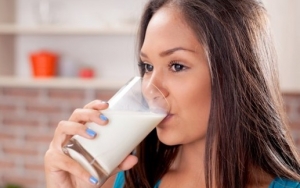 Jangan Terlalu Banyak Minum Susu Saat Menstruasi, Bisa Kram Perut!