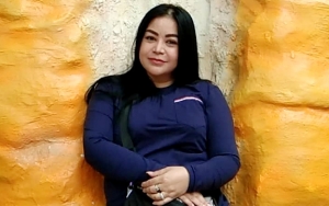 Annisa Bahar Pakai Baju 'Couple' Bareng Pria di Bandara, Pacar Berondong?