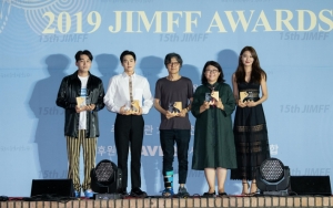 Suho EXO dan Sooyoung SNSD Raih Trofi Discovery of the Year di JIMFF Awards 