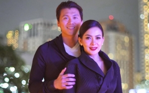  Syahrini Ngintil Suami Rayakan Idul Adha Sekeluarga Di Singapura, Ajak ART Kembaran Mukena Mewah