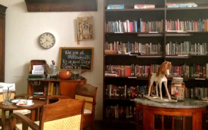 Little Wings Book Cafe, Tempat Makan yang Girly Sekaligus Library Cafe yang Unik Banget di Bandung