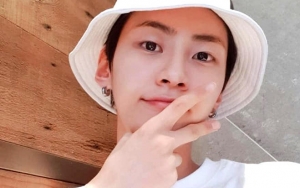 Spanduk Fan Meeting Lee Jinhyuk 'Produce X 101' Dirobek Orang Tak Dikenal, Netizen Malah Ngakak